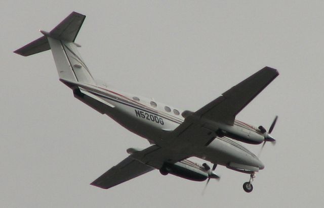 Beechcraft Super King Air 200 (N520DG) - Gear in transition