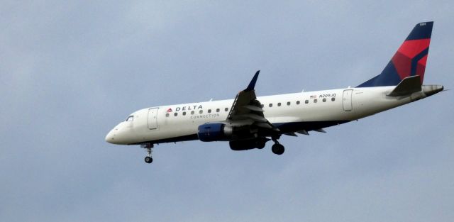 Embraer 170/175 (N209JQ) - On short final is this 2008 Delta Airlines Connection Embraer 175LR in the WInter of 2023.