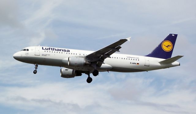 Airbus A320 (D-AIPA) - Lufthansa