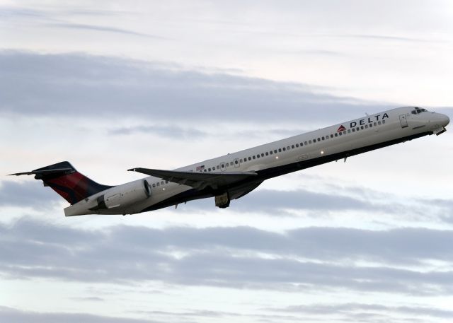 McDonnell Douglas MD-90 (N949DN)