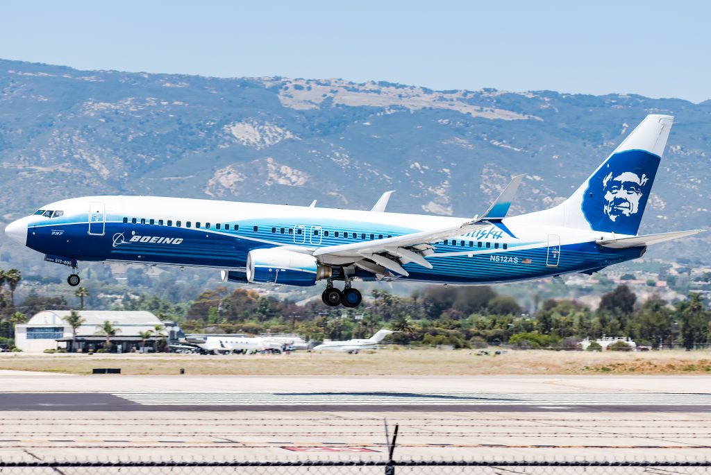 Boeing 737-800 (N512AS)