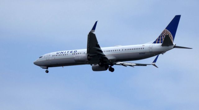 Boeing 737-900 (N37462) - On final is this 2012 United Airlines Boeing 737-924ER in the Spring of 2019.