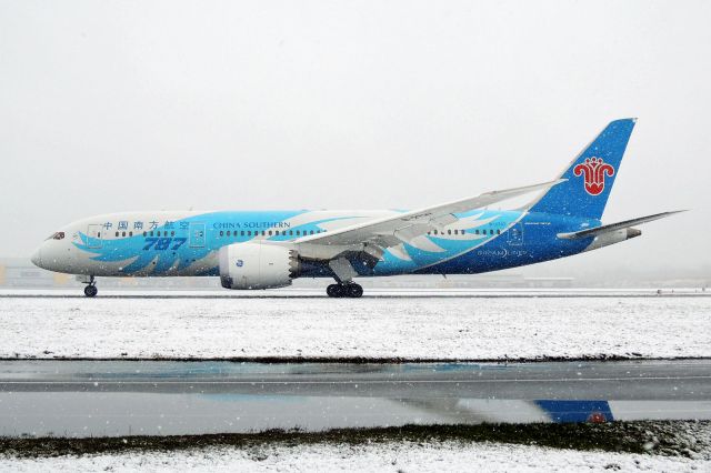 Boeing 787-8 (B-2737) - Vancouver International Airport (CYVR/YVR). Arriving from CAN non-stop in heavy snowfall. Delivered to CSN on 2013-12-15.