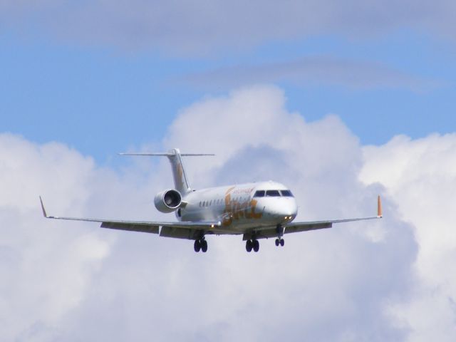 Canadair Regional Jet CRJ-200 (C-GSJF) - landing on #32