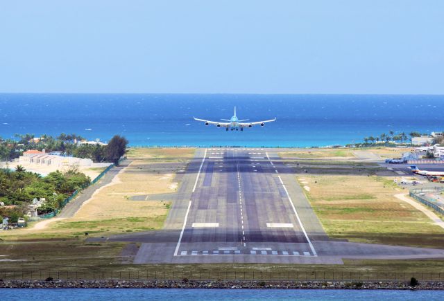 Boeing 747-400 (PH-BFG) - KLM landing at Princess Juliana International Airport on 23 april 2013. Its 2300 meters or 7546 feet of runway.