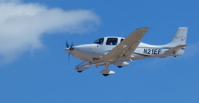 Cirrus SR-20 (N21EF) - About to touch down is this 2020 Cirrus SR20 from the Winter of 2024.