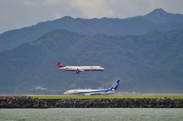 Canadair Regional Jet CRJ-700 (JA11RJ) - and JA76AN(ANA B738)