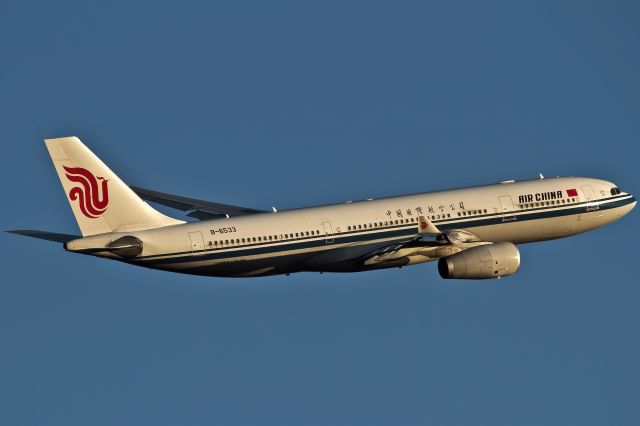 Airbus A330-300 (B-6533) - evening sun, very dirty windows