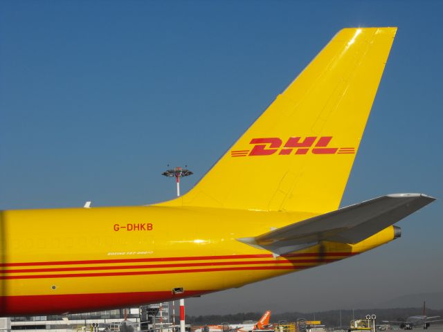 Boeing 737-700 (G-DHKB)