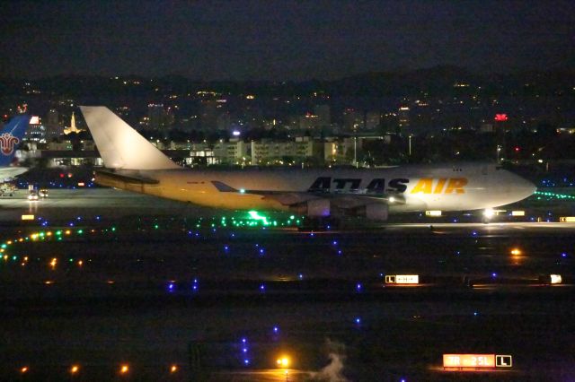 Boeing 747-400 (N446MC)