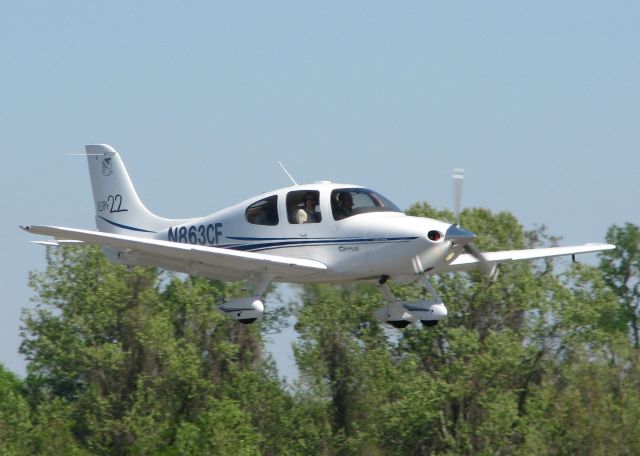 Cirrus SR-22 (N863CF) - Landing on 14 at the Shreveport Downtown airport.