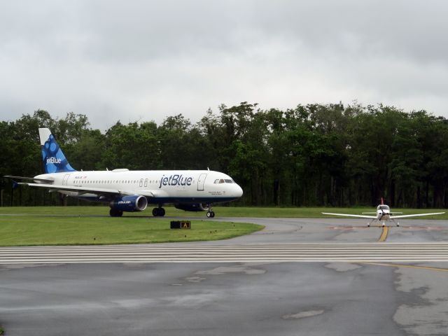 Airbus A320 (N641JB) - 28 June 2015 | Holding short of runway 34.