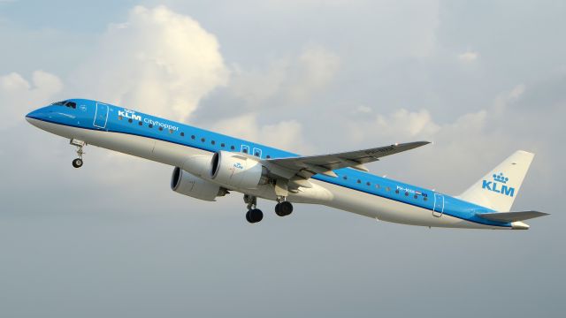 EMBRAER ERJ-190-400 (PH-NXH)