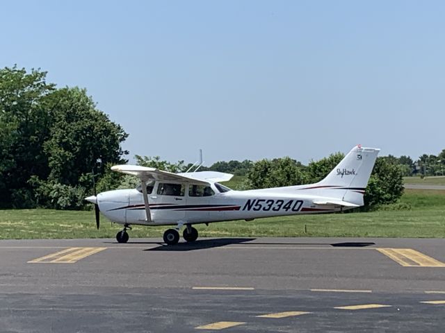 Cessna Skyhawk (N53340) - N53340 (C172) arriving at Wings Field (KLOM)br /Photo Date: June 5, 2021