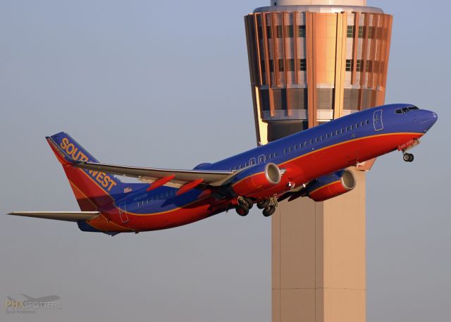 Boeing 737-800 (N8329B)