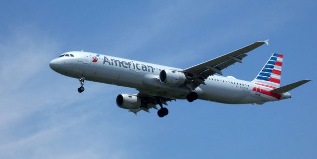 Airbus A321 (N192UW) - On final is this 2001 American Airlines Airbus A321-211 in the Summer of 2021.