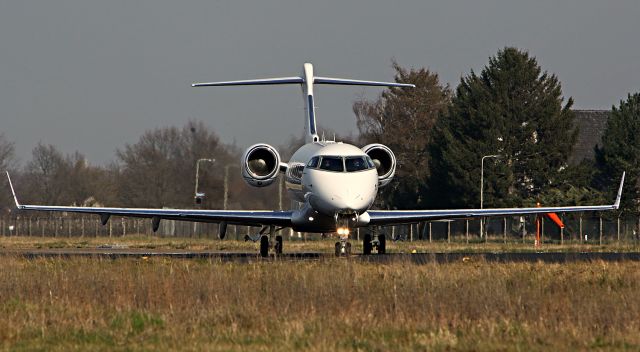 Bombardier Challenger 300 (G-LEAZ)