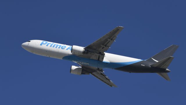 BOEING 767-300 (N311AZ) - Departing LAX on 25R