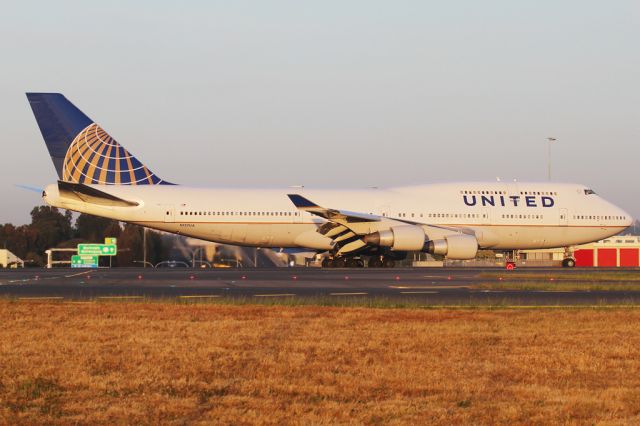 Boeing 747-400 (N127UA)