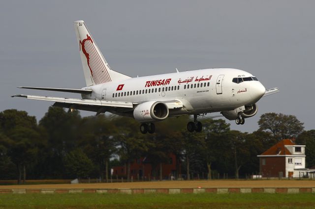 Boeing 737-500 (TS-IOJ)