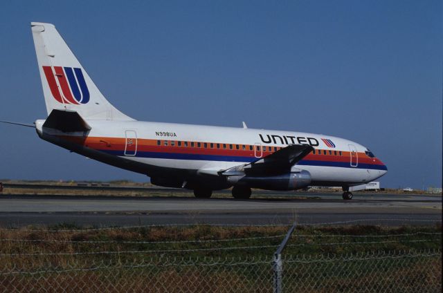 Boeing 737-200 (N998UA) - Taxing at San Francisco Intl Airport on 1991/09/11