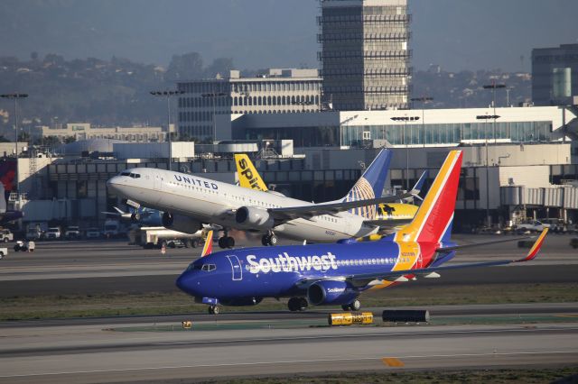 Boeing 737-800 (N25201)