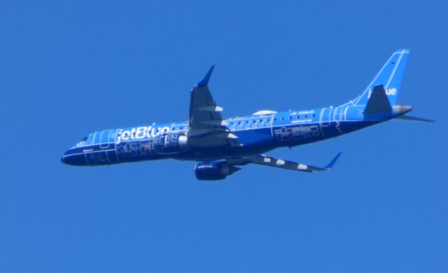 Embraer ERJ-190 (N304JB) - Shown here is the "Blueprint" Livery of a jetBlue Embraer ERJ-190 a few minutes until it lands in the Spring of 2018.