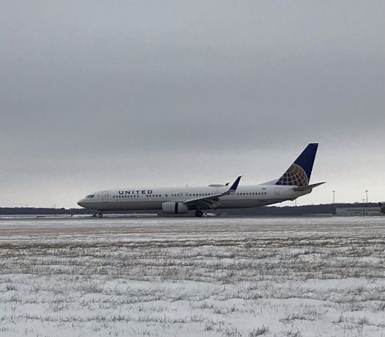 Boeing 737-900 (N38403) - Runway 19 arrival! 1/8/22.
