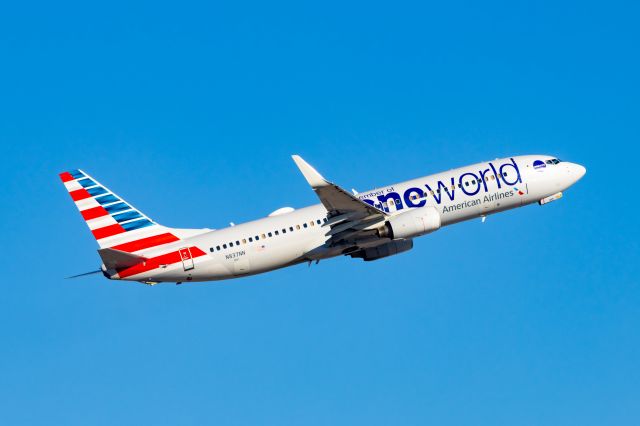 Boeing 737-800 (N837NN) - American Airlines 737-800 in Oneworld special livery taking off from PHX on 12/8/22. Taken with a Canon R7 and Tamron 70-200 G2 lens.