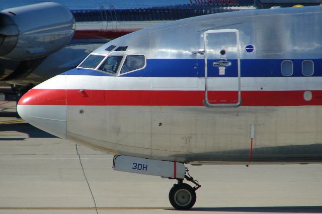 Boeing 737-800 (N975AN)