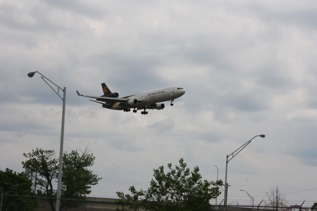 Boeing MD-11 (N279UP) - UPS MD-11 landing on 17R