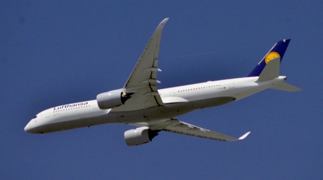 Airbus A350-900 (D-AIXO) - Another view...