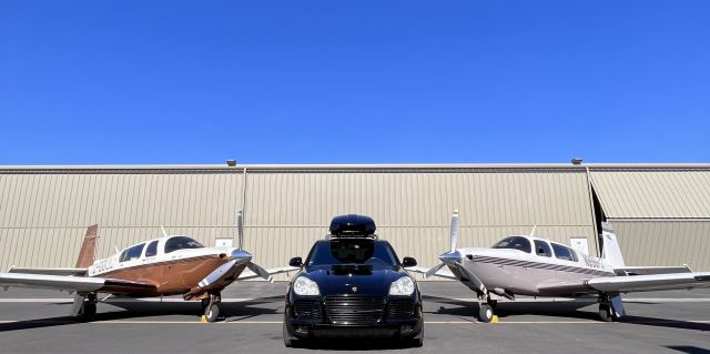 Mooney M-20 (C-GGLL) - The GoldFinger with N898PJ and a 2006 Porsche Cayenne Turbo S