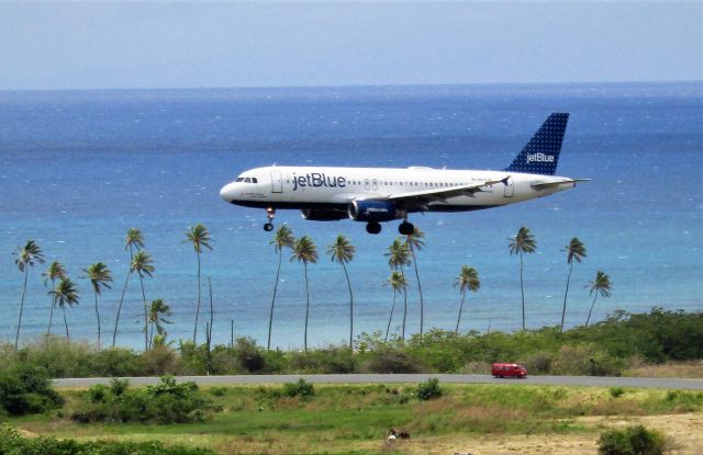 Airbus A320 (N652JB)