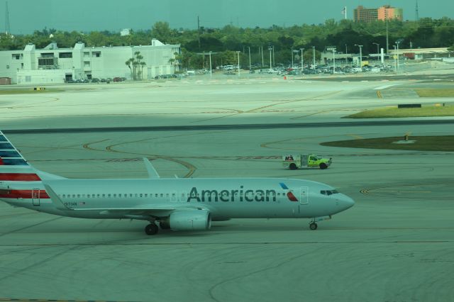 Boeing 737-800 (N971NN) - 121013 AA taxiing in to northside, MIA fire QRV 59 on Txy M