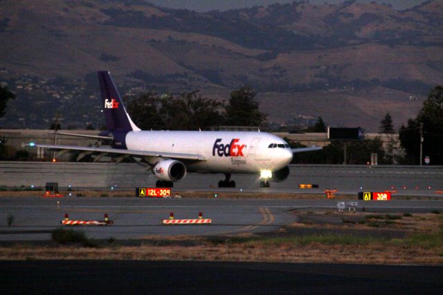 Boeing 757-200 — - FEDEX departure SJC, 30-R