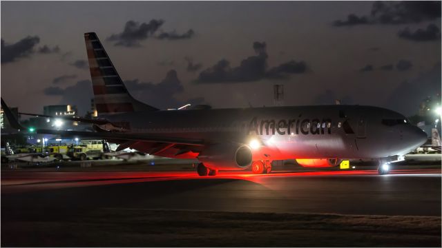 Boeing 737-800 (N944AN)