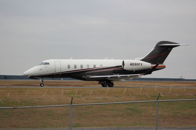 Bombardier Challenger 300 (N590FX)