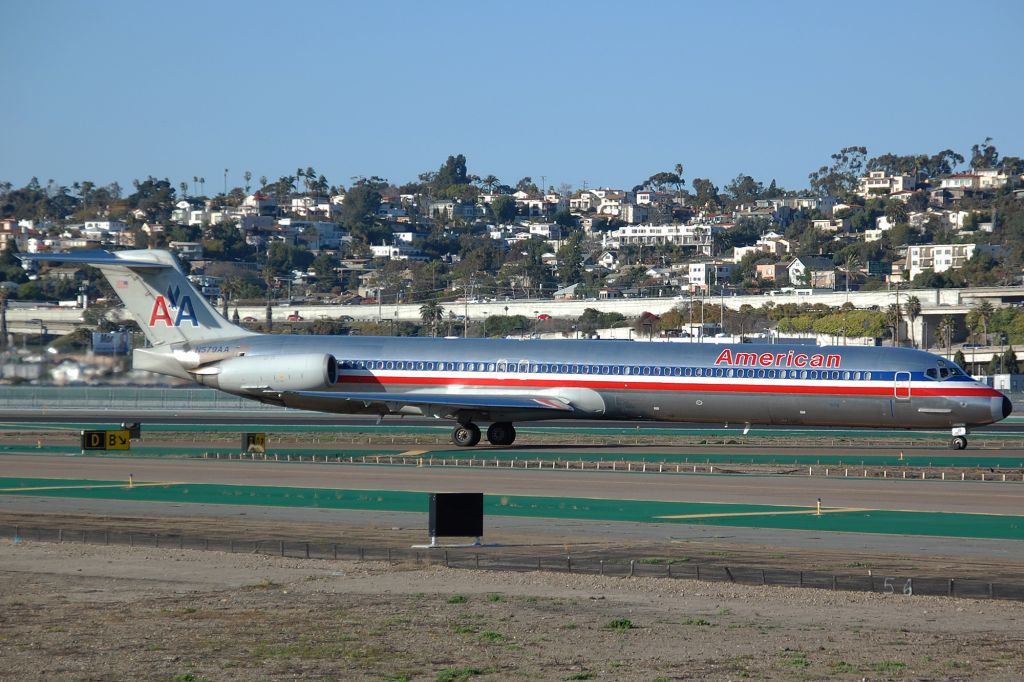 McDonnell Douglas MD-82 (N579AA) - This is the first time Ive seen one of the with a Black Nose.