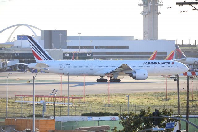 BOEING 777-300ER (F-GSQV)