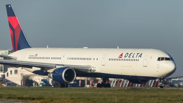 BOEING 767-400 (N828MH) - DAL,B764, taxies out to runway 027L at LHR.