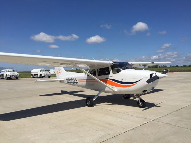 Cessna Skyhawk (N910AA) - N910AA at KGRR 