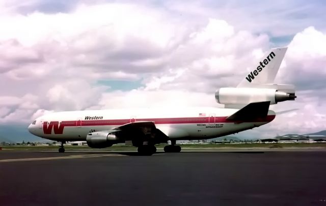 McDonnell Douglas DC-10 (N903WA)