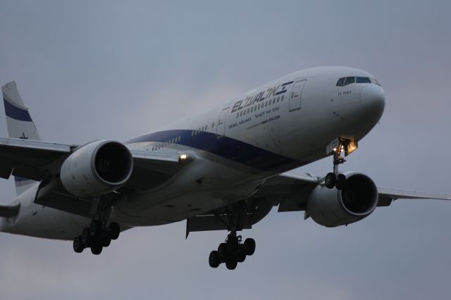 Boeing 777-200 (4X-ECD)