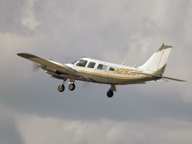 Piper Seneca (N2930Y) - Take off runway 26.