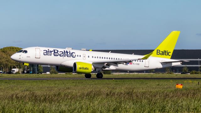 Airbus A220-300 (YL-CSD)