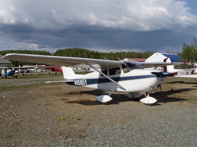 Cessna Skyhawk (N1585Y)