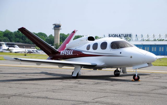 Cirrus Vision SF50 (N945AA)