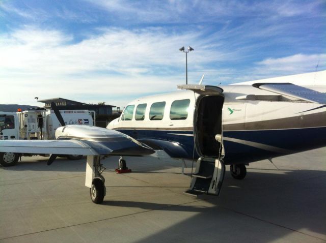 Piper Navajo (N776W) - Picking up passengers in San Luis Obispo on a GORGEOUS day.