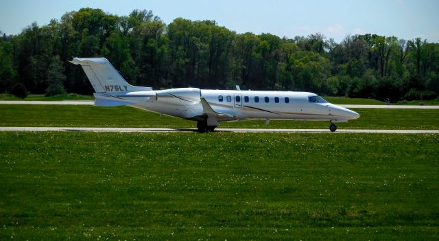 Bombardier Learjet 75 (N75LY) - Taxiing via A to 8R at KSUS.